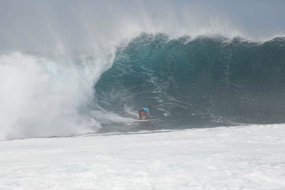Damo Hobgood em ação na praia de Pipeline, na North Shore de Oahu, no Havaí - foto de Laura Schunemann